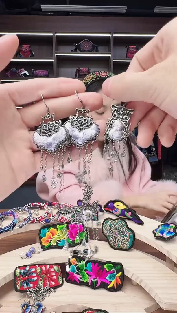 织绣66蒙阿苏苗绣传承店