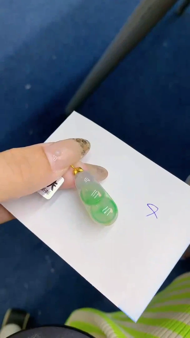 翡翠18K金镶嵌颈饰             1