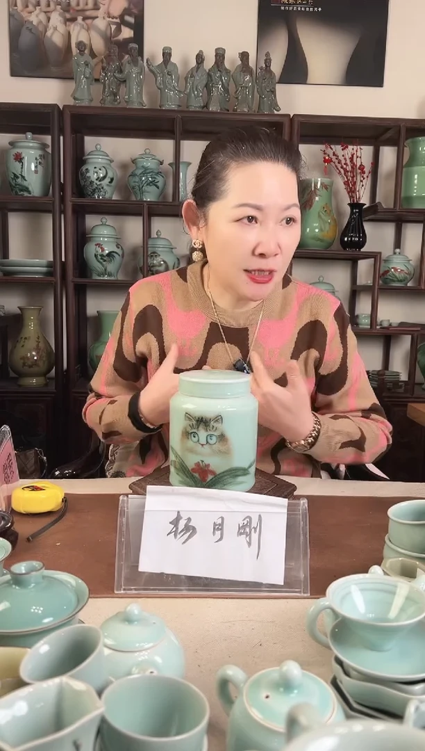 釉中彩 猫画 盖罐L