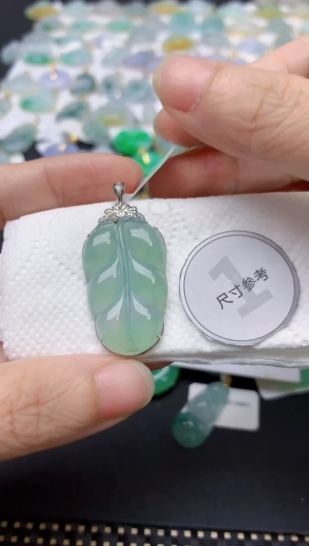 翡翠18K金镶嵌颈饰天然缅甸A货翡翠