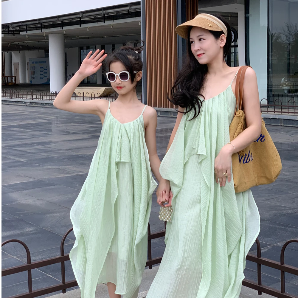 2025夏季新款亲子装海边沙滩度假裙子母女装法式薄荷绿吊带连衣裙