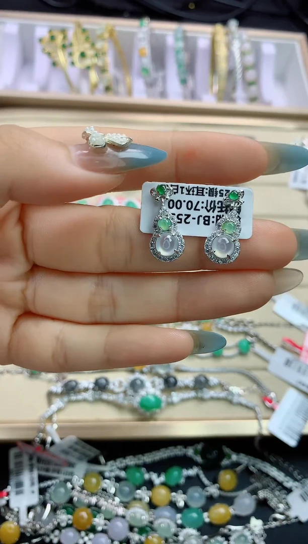 翡翠银S925镶嵌颈饰翡翠 银S925镶嵌 111