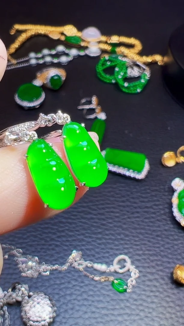 18K金镶嵌翡翠耳饰??翡翠