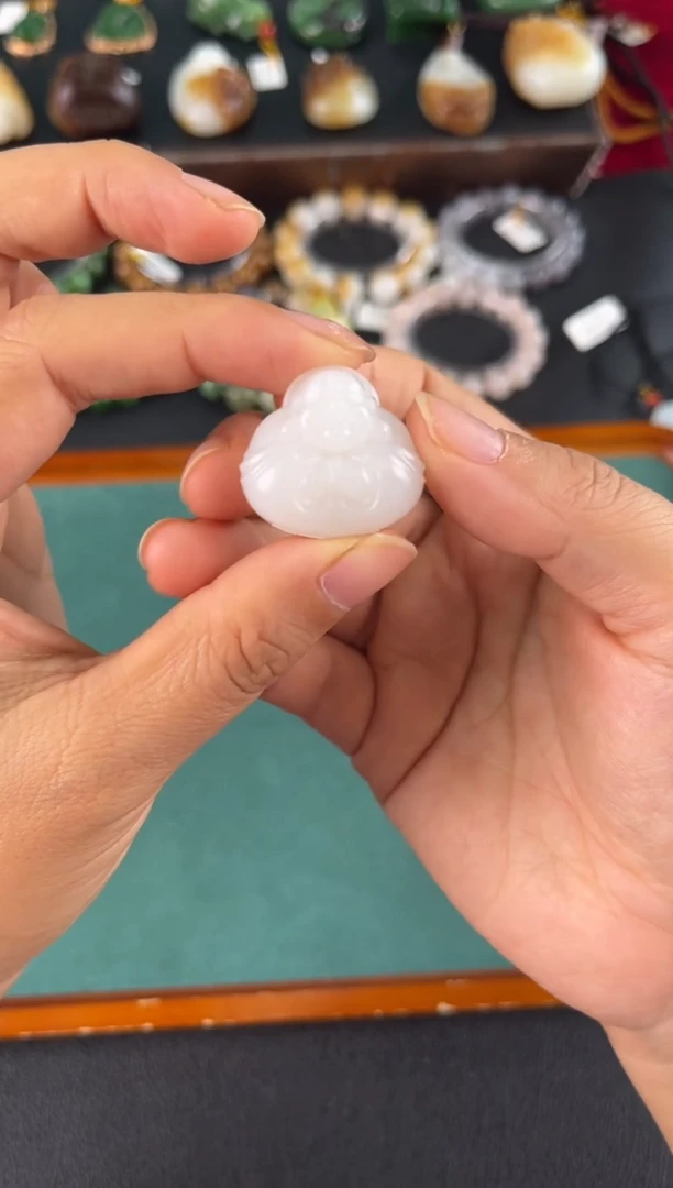 颈饰未镶嵌和田玉吊坠