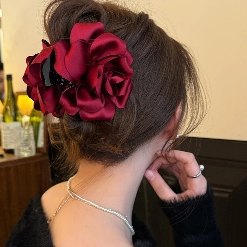 洋气绝美港风夹抓夹女红玫瑰感2025新款酒后气质复古脑勺鲨鱼头饰
