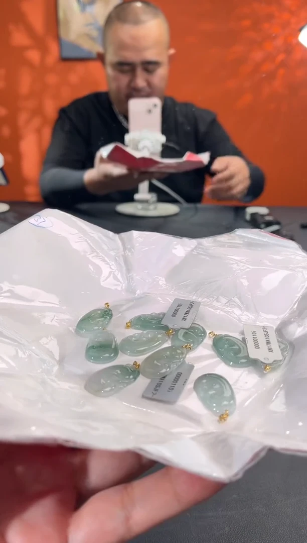 18K金镶嵌挂件翡翠边城刀客/00000110i/多样性发一