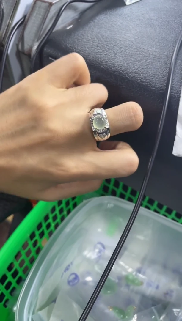 足铂镶嵌定制翡翠戒指