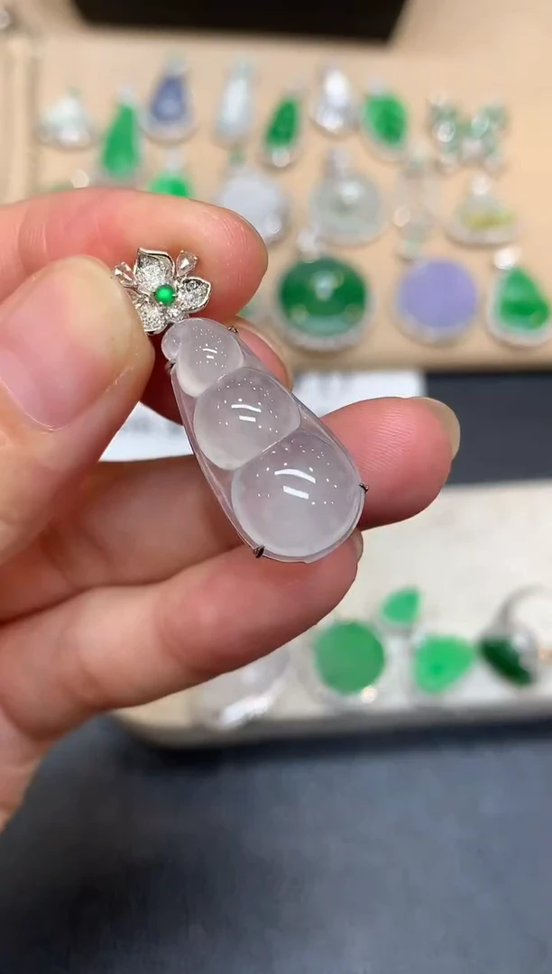 颈饰18K金镶嵌翡翠福豆【无服务费