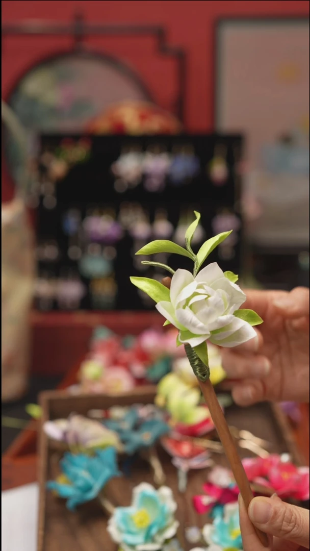 刺绣非遗绒花饰品