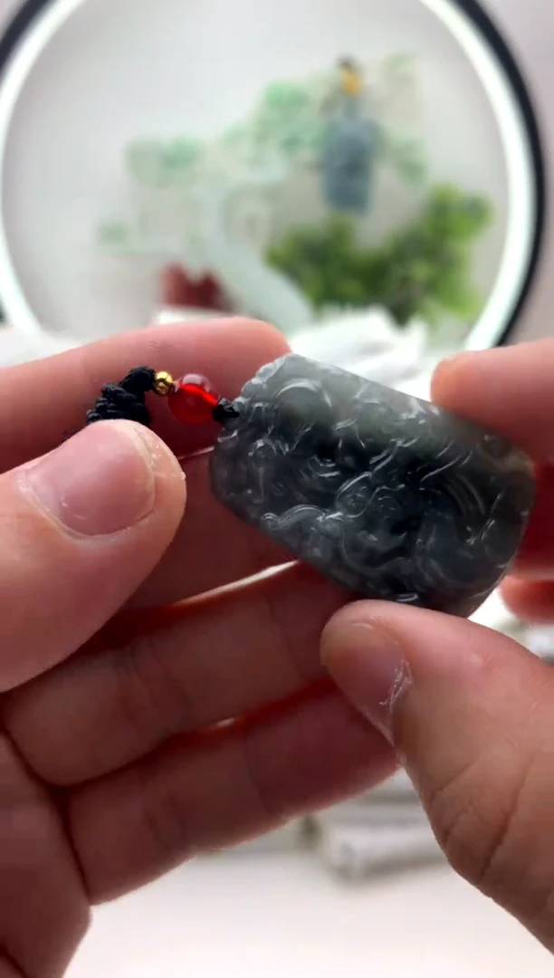 翡翠未镶嵌颈饰小龙牌