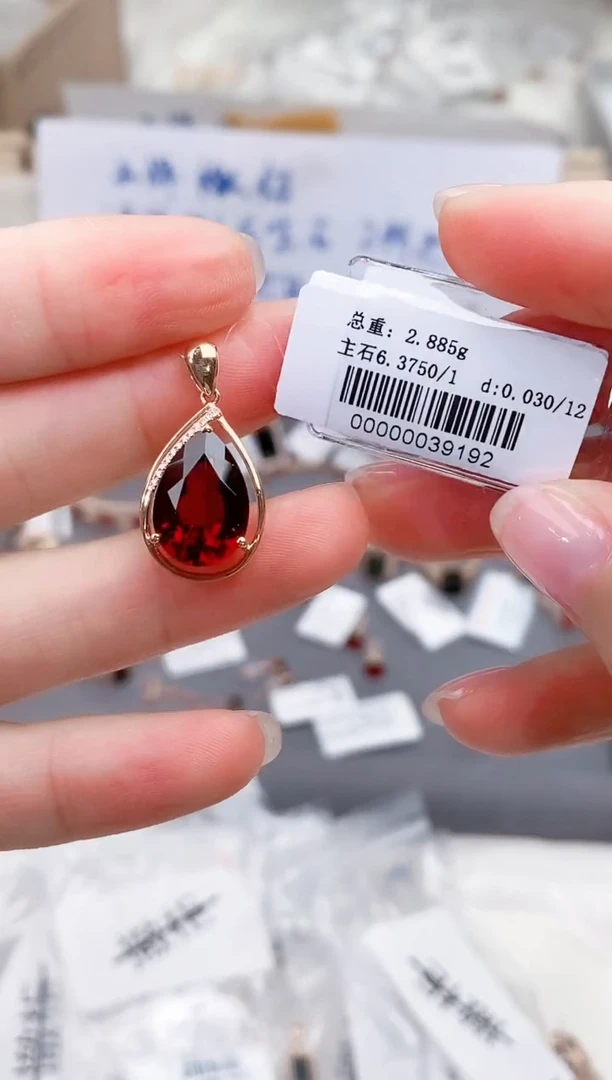 颈饰18K金镶嵌石榴石-专柜-