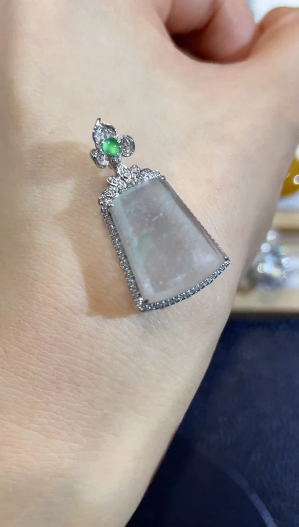 吊坠(不含链)18K金镶嵌翡翠团购23