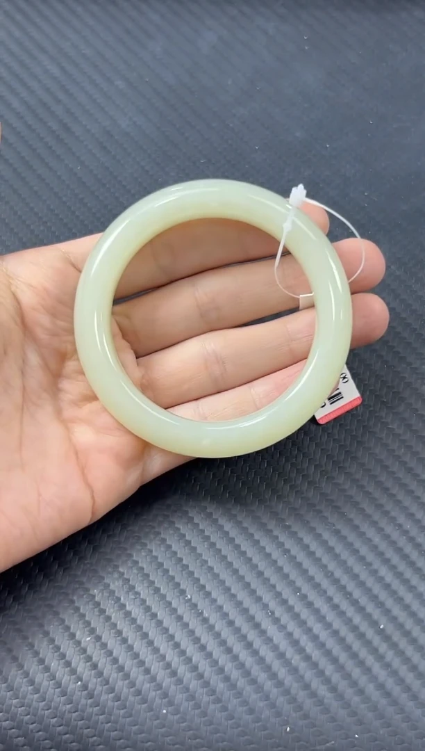 和田玉手镯未镶嵌且末金山微色差54手镯K