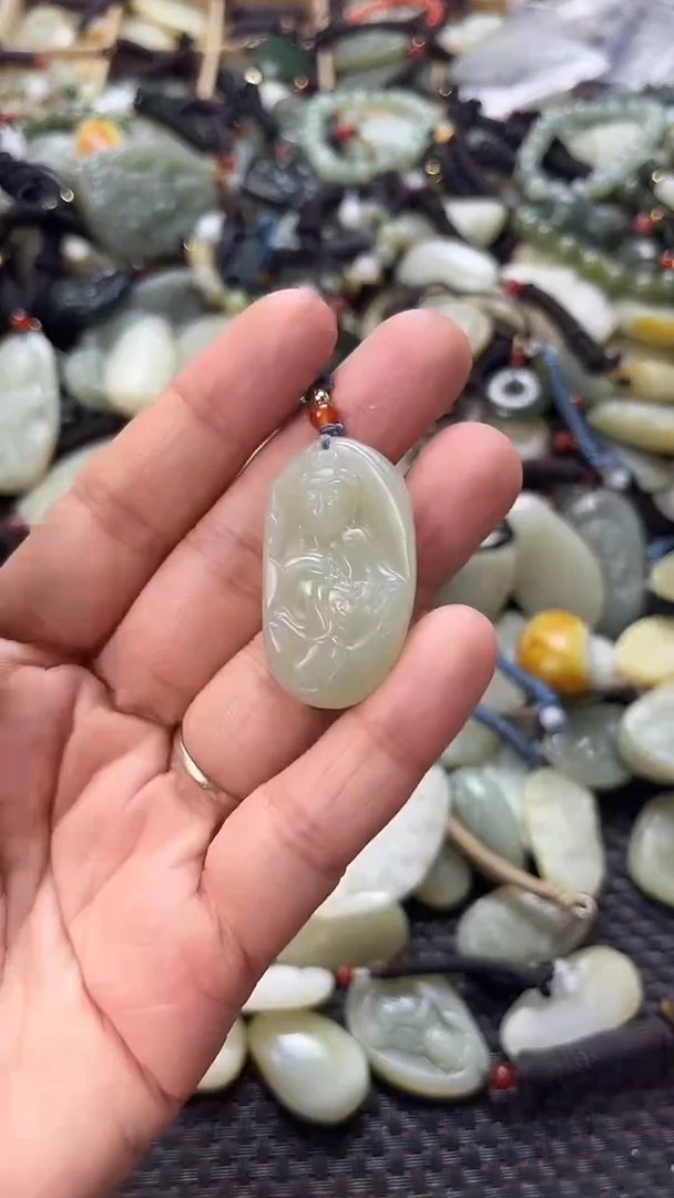 和田玉未镶嵌颈饰（多样性发一件）没有证书有瑕