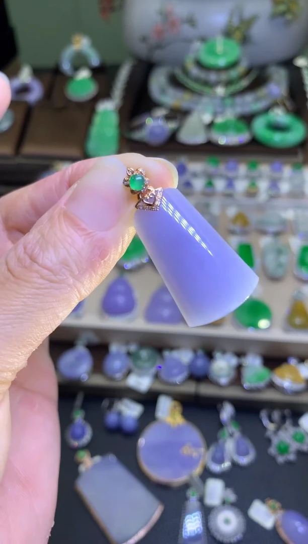 翡翠18K金镶嵌颈饰翡翠A货