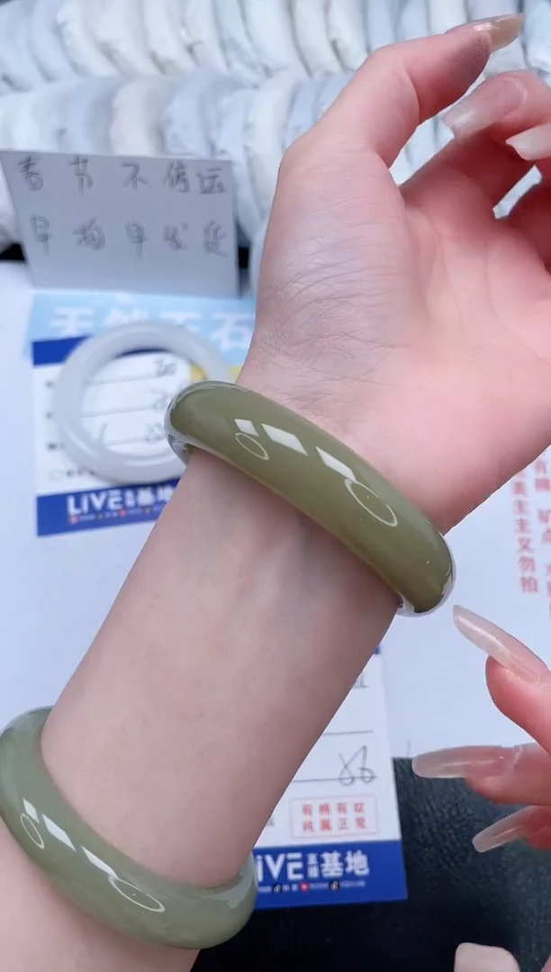 【闪购商品】石英质玉手镯未镶嵌姜黄微瑕有棉块介意勿拍211-56