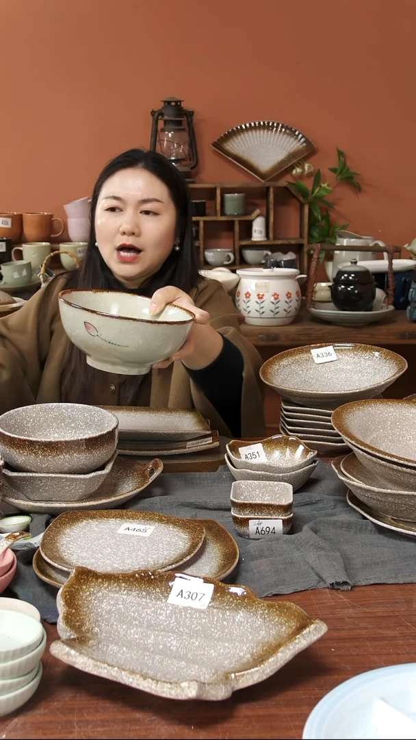 陶瓷A667 手绘荷花黑点18*8.5碗可能微瑕18*8.5