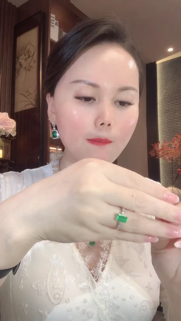 18K金镶嵌戒指祖母绿D185