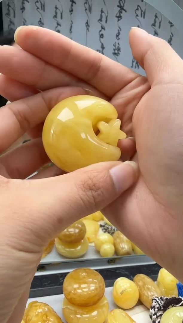 未镶嵌琥珀裸石如图