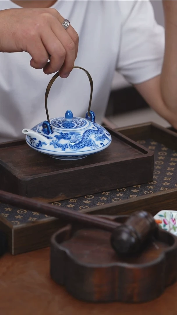 瓷器青花龙凤茶壶