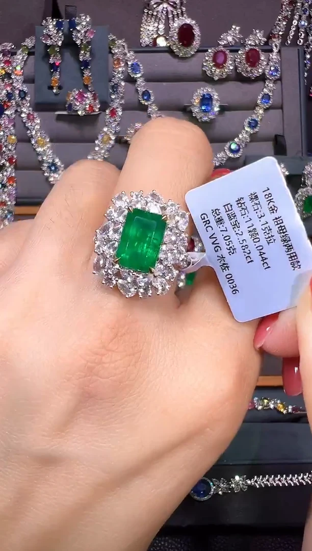 18K金镶嵌3.1ct祖母绿木佐色