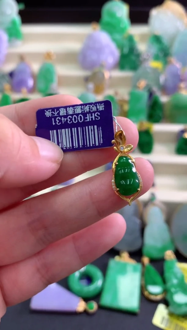 颈饰18K金镶嵌翡翠挂件