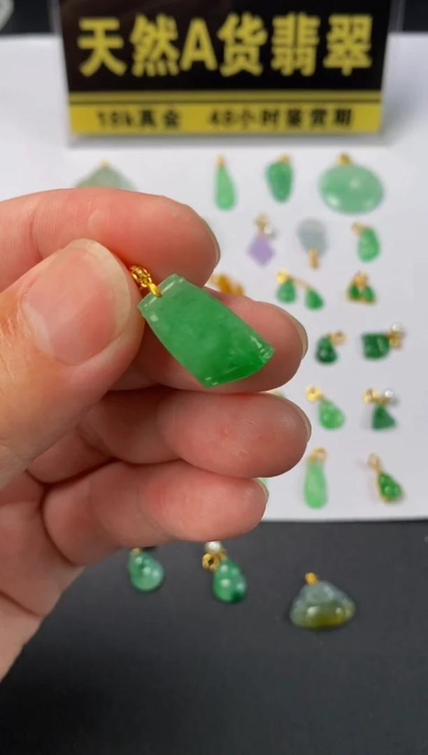颈饰18K金镶嵌翡翠天然A货翡翠