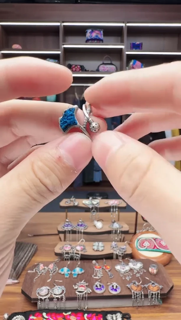 织绣64蒙阿苏苗绣传承店