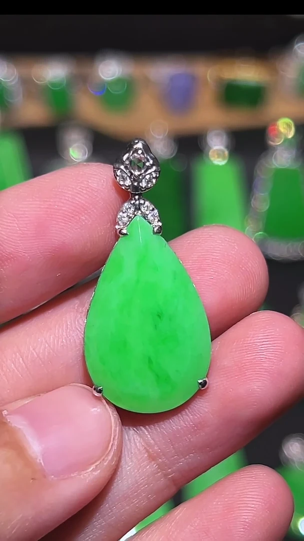 18K金镶嵌挂件翡翠吊坠