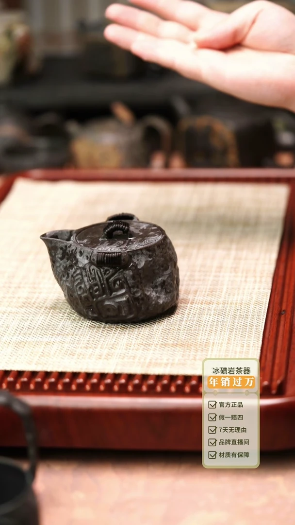中式归玉堂冰碛岩重工雕刻饕餮宝瓶壶