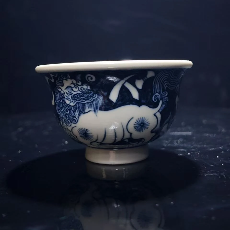 元经秘旨青花双狮滚绣球小压手杯