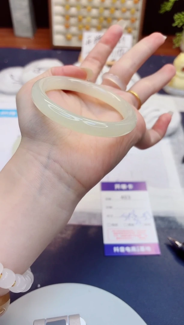 未镶嵌手镯石英质玉403-美人条晴水-圈口54