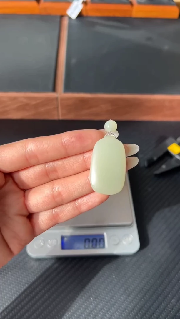 吊坠(赠链)未镶嵌和田玉且末微色差迪克兰一细