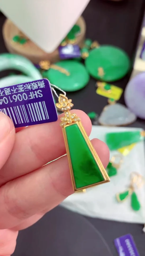 颈饰未镶嵌翡翠挂件