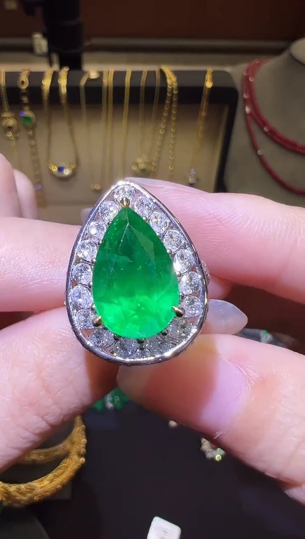 18K金镶嵌戒指祖母绿4.73ct
