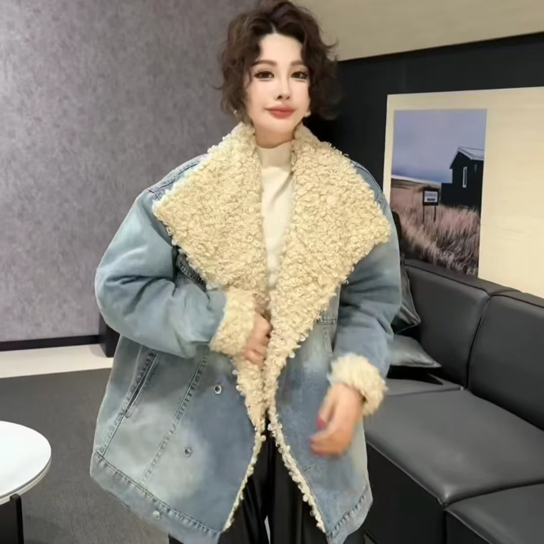 2025冬季新款时尚宽松百搭大领毛毛拼接牛仔外套