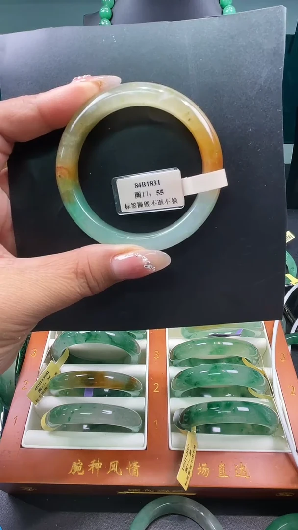 未镶嵌手镯石英质玉（非洲翠）手镯