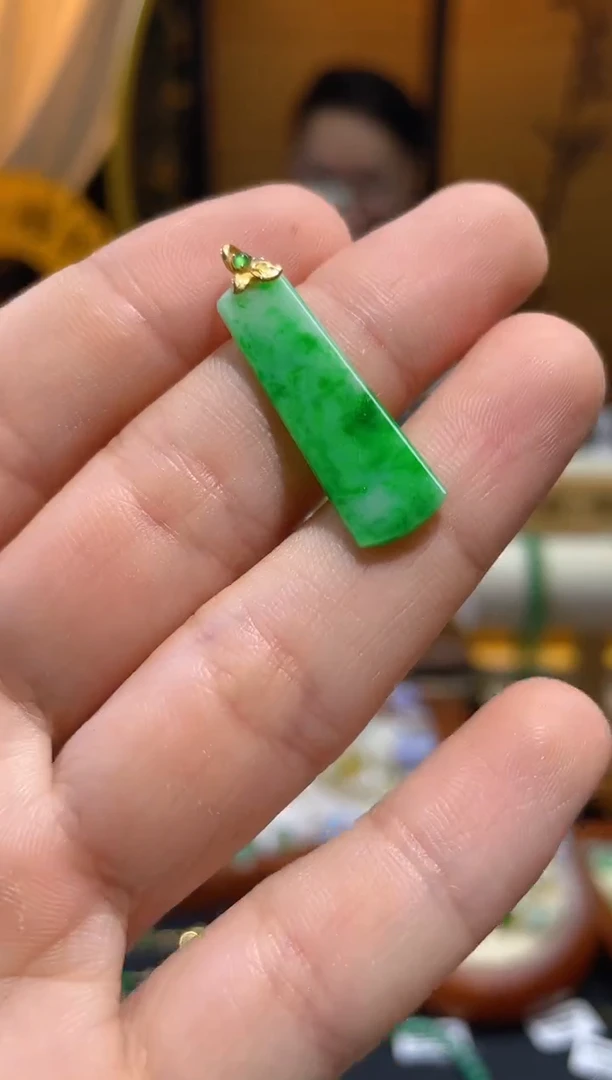 翡翠18K金镶嵌颈饰无事牌