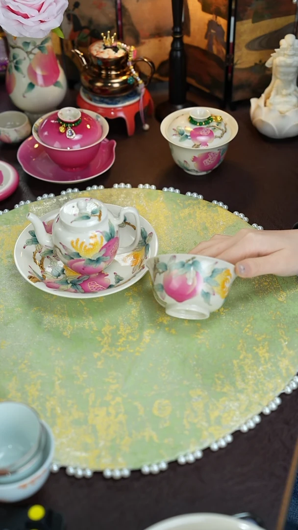 岁****女景德镇手工手绘雅圣粉彩一套