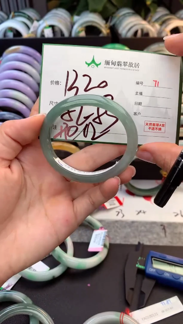 未镶嵌定制翡翠毛货需精细抛光+多人