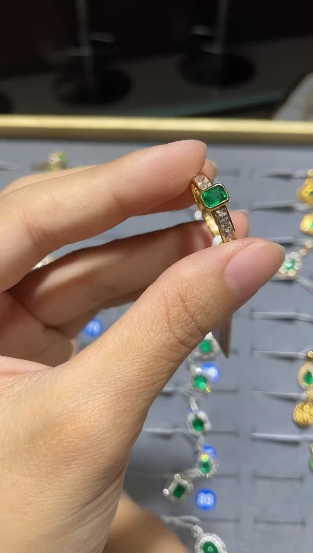 18K金镶嵌戒指祖母绿1