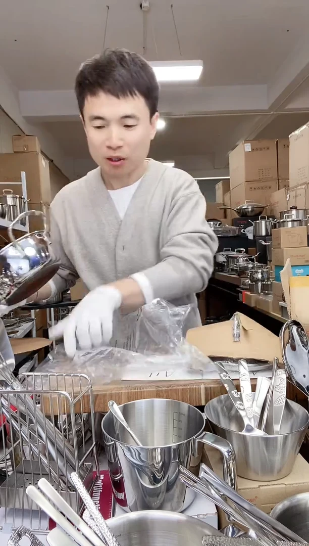 A11 微瑕卓德铭18cm泡面锅（掉皮）