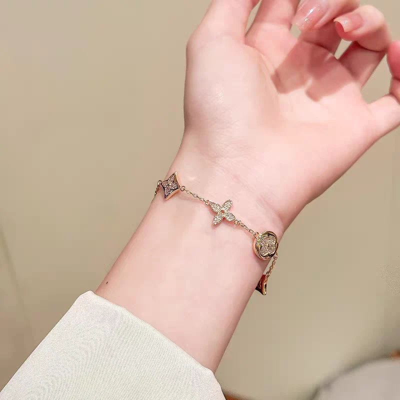 【肖百万专属】CAMIERY/卡美瑞 时尚轻奢七花字母手链百搭