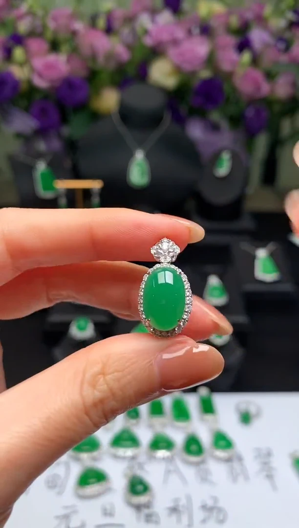 颈饰18K金镶嵌翡翠蛋面