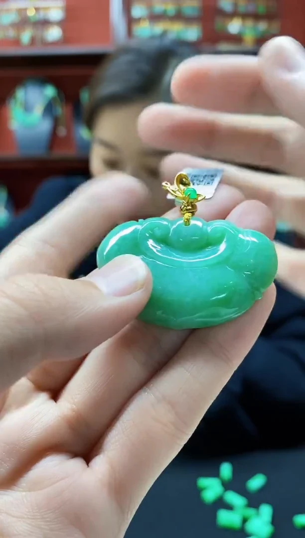 颈饰未镶嵌翡翠清****?吊坠