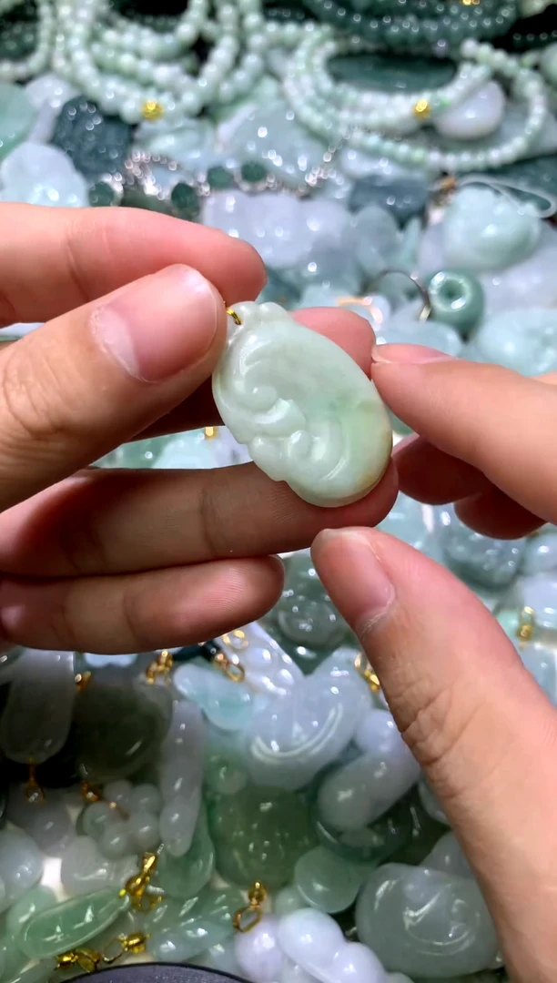 颈饰未镶嵌翡翠如意