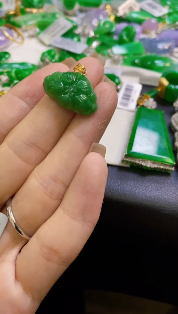 【闪购商品】翡翠颈饰18K金镶嵌吊坠