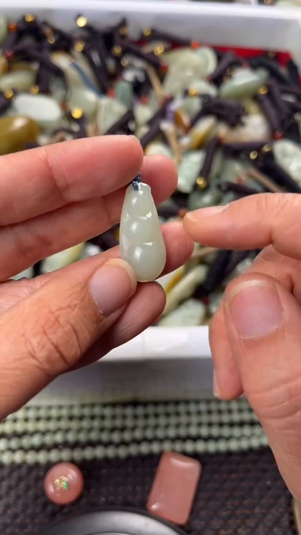 【闪购商品】和田玉颈饰未镶嵌多样性发货没有证书拍一发一有瑕