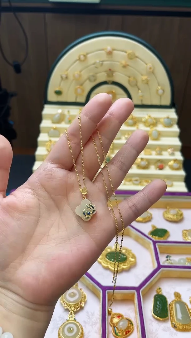 【闪购商品】和田玉颈饰银S925镀金镶嵌蝶恋花