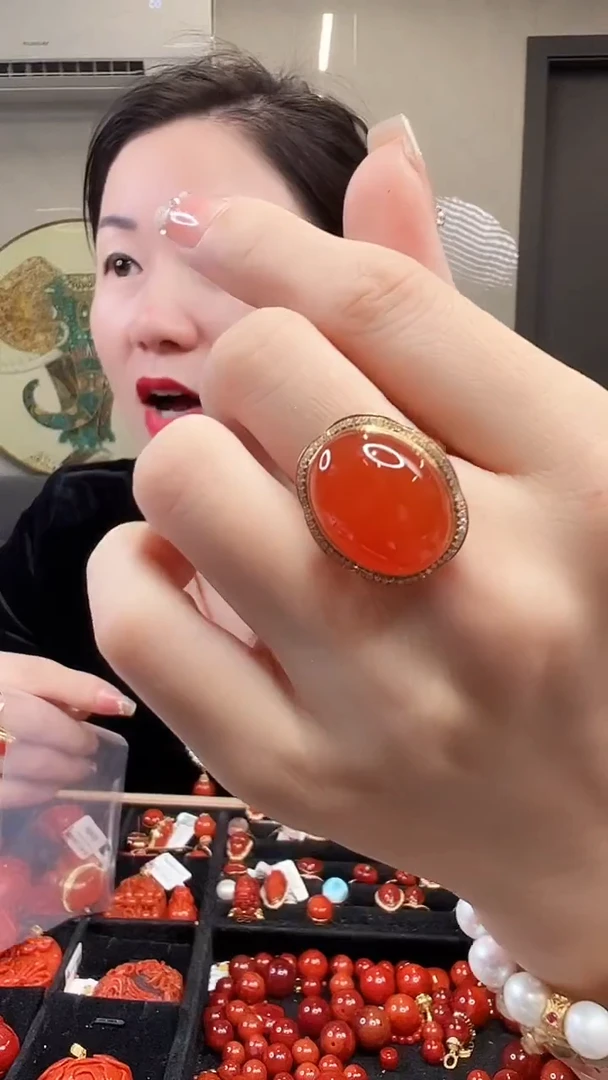 18K金镶嵌戒指南红玛瑙豆*苗/YJ